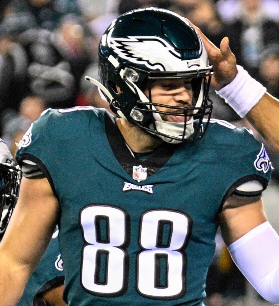 Dallas Goedert playing tight end for the Philadelphia Eagles
